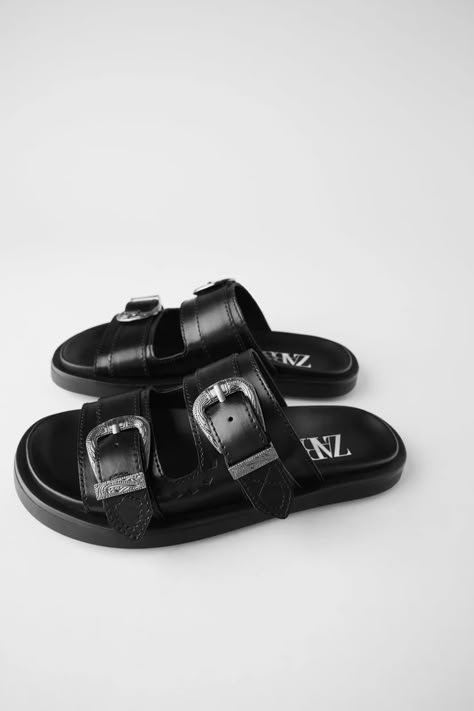 Zara | 10 sandalias planas de piel que llevaremos esta primavera | Vogue España Cowboy Buckle, Black Heels Low, Classy Shoes, Shoes Teen, Black Leather Flats, Waste Management, Life Care, Leather Sandals Flat, Cow Boy