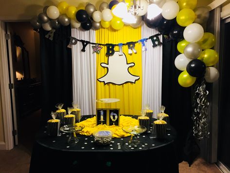 Snapchat party ideas Social Media Theme Party, Snapchat Halloween, Snapchat Party, Snapchat Birthday, Birthday Snapchat, Snapchat Ideas, Instagram Party, 13th Birthday Parties, Birthday Party For Teens