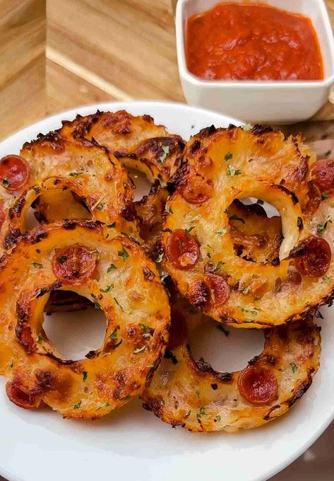 Crunchy Keto Pizza Rings: A Cheesy Affair in Every Bite! Pepperoni Cups Keto, Cheese Pepperoni Chips, Mozzarella Onion Rings, Keto Pizzas, Pepperoni Chips, Pizza Pinwheels, Fit Foods, Low Carb Tacos, Bariatric Eating