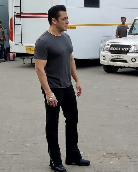 Salman Khan Outfits, Salman Khan Jeans, Bootcut Jeans Outfit Men, Salman Khan Quotes, Bootcut Jeans For Men, Bootcut Jeans Outfit, Danish Image, Salman Khan Photo, 90s Actors