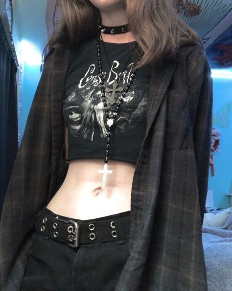 Punk Style Outfits Female, Alt Crop Top Outfits, Emo Female Outfits, Goth Female Outfits, Goth Outfits Female, Female Grunge Outfits, Y2k Alt Outfits, Stile Ragazza Skater, Emo Grunge Outfits