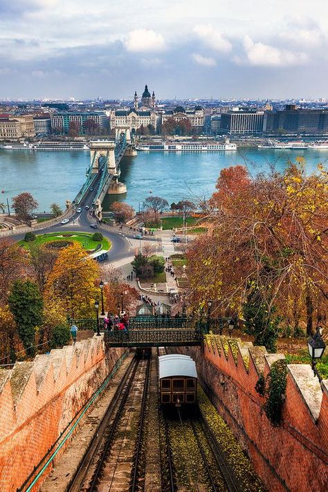 Teleférico de Buda                                                                                                                                                                                 Más Hungary Budapest, Hungary Travel, Budapest Travel, Buda Castle, Cesky Krumlov, Chanel Outlet, Castle Hill, Chanel Chanel, Voyage Europe