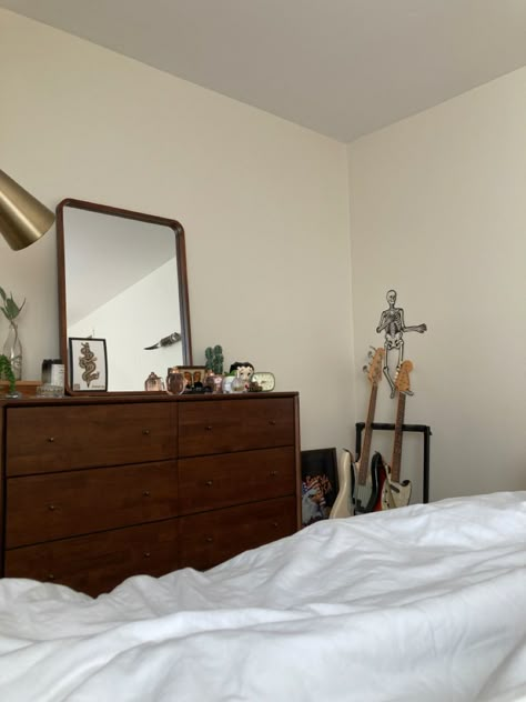 Mid Century Vintage Bedroom, Dark Wood Furniture Bedroom, Cozy Mid Century Modern Bedroom, Retro Bedroom Aesthetic, Retro Bedrooms, Ikea Decor, Mid Century Modern Bedroom, Eclectic Bedroom, Dreamy Room