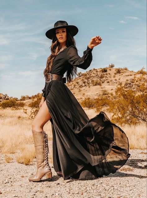 Cowgirl Black Dress, Cowboy Dressup Ideas Women, Black Cowgirl Hat Outfit, Black Western Outfit, Western Fashion Dresses, Western Gothic, Outfit Botas, Western Glam, Dresses With Cowboy Boots