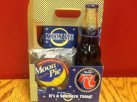 Working man's 6 pack at Corbett's Burgers & Soda Bar. RC Cola and a Moon Pie Moon Pie, Soda Bar, Moon Pies, Rc Cola, 6 Packs, 6 Pack, Chip Bag, Snack Recipes, Singing