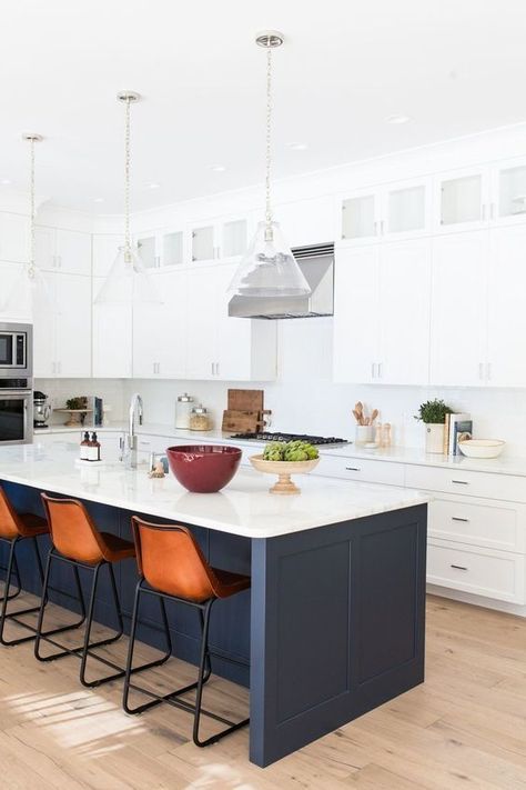 Beautiful white and blue kitchen #bluekitchens #bluedecor #kitchendesign #kitchendecor #kitchenremodel #blueandwhitekitchen Model Dapur, Kabinet Dapur, White Kitchen Island, Decor Ikea, Classic Kitchen, Kitchen Farmhouse, Kitchen Island Design, Dining Kitchen, Blue Kitchens