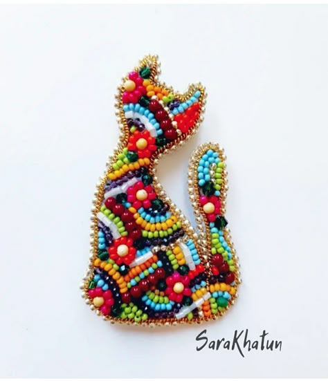 Seed Bead Brooch Patterns, Bead Brooch Diy, How To Make Brooches Handmade, Beaded Brooch Diy Tutorials, Brooches Handmade Fabric, Embroidery Brooch Diy, Brooches Handmade Tutorials, Handmade Brooches Ideas, Beaded Brooch Diy