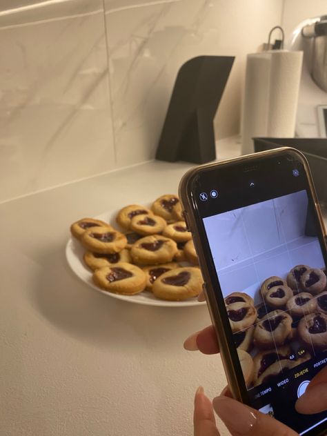 Baking Pictures With Friends, Best Friend Baking, Baking Aesthetic With Friends, Baking With Bestie, Baking With Friends, Suburban Legends, Bento Meals, Bestie Photoshoot, Face Baking