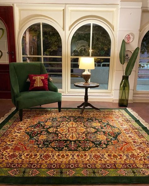 Persian Rug Interior Design, Persian Design Home, Persian Rug Aesthetic Room, Persian Bedroom Aesthetic Cozy, Persian House Design, Pakistani House Decor, Persian Rug In Bedroom, Persian Interior Design Living Rooms, Persian House Decor