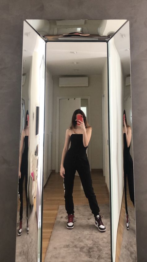 Jordan 1’s Outfit, Outfit For Jordans Women, Sweatpants Outfit With Jordans, Nike Jorden1 Outfits, Jordan Sweatpants Outfit, Sweatpants And Jordans Outfit, Air Jordan 1s Outfit Women, Bloodline 1s Outfit, J1 Outfit Women