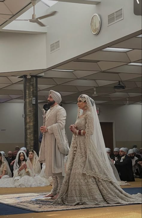 White Punjabi Wedding Dress, Punjabi Wedding Ceremony, Punjabi Bride Aesthetic, Sikh Wedding Aesthetic, Punjabi Wedding Aesthetic, Sikh Aesthetic, Punjabi Wedding Dresses, Anand Karaj Outfit, Sikh Wedding Dress