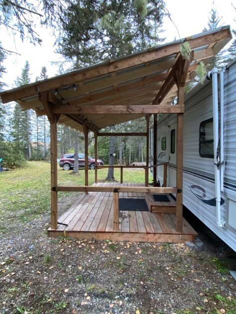 Covered deck. 4x4 posts, 2x6 rafters, strapping and roofing tin Caravan Decking, Porch For Camper, Rv Deck, Rv Shelter, Campsite Decorating, Awning Ideas, Trailer Deck, Camper Trailer Remodel, Diy Camper Remodel