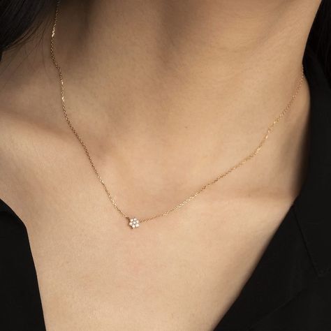 Dainty Jewellery, Minimalist Necklace Gold, Mangalsutra Design, Black Beads Mangalsutra, Daisy Necklace, Diamond Pendants, Cz Necklace, Classy Jewelry, Jewelry Lookbook