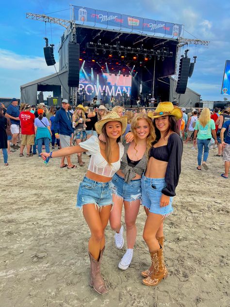 Country Festival Pictures, Oceans Calling Festival Outfit, Boots And Hearts Outfits, Barefoot Country Music Fest Outfits, Country Music Festival Aesthetic, County Concert Outfit Summer Country, Country Festival Aesthetic, Beach Country Concert Outfit, Country Beach Aesthetic