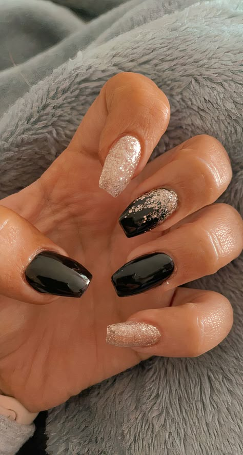 Black Gold Christmas Nails, Black Nails Winter, Black White And Gold Nails, New Year Nails Black, Nails Inspiration Christmas, Black Christmas Nail Designs, Christmas Nails Black, Dec Nails, Black Christmas Nails