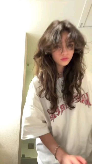 AAH | Ari Abdul's House on Instagram: "📸| @arianna.abdul via TikTok (Imaginary.ari) #ariabdul" Grunge Haircut, Thick Wavy Hair, Hair Inspiration Short, Hairstyles For Layered Hair, Haircuts Straight Hair, Fluffy Hair, Cut My Hair, Grunge Hair, Aesthetic Hair