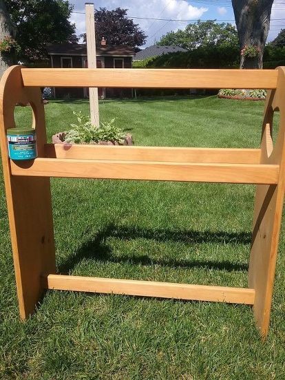 Turn an old quilt rack into the best accessory for your yard. You'll be happy you saw this! This is a quick and easy project that will add a little something different to your backyard. Upcycled Quilt, Unusual Planter, Homemade Chalk, Planter Project, Porch Flowers, Mosaic Flower Pots, Porch Planters, Quilt Rack, Diy Porch