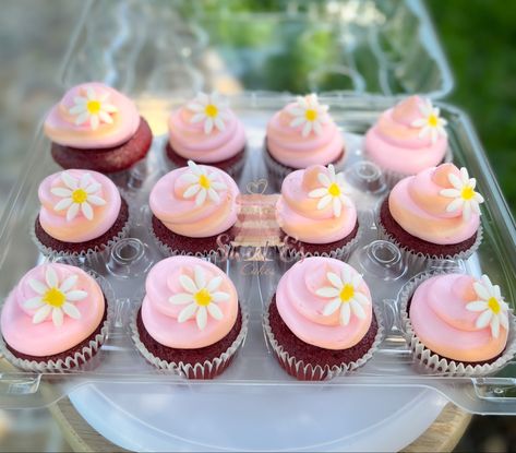 Daisy Desert Table, Cupcake Arrangements, Fiesta Bluey, Daisy Cupcakes, Pink Baby Shower Cake, Daisy Baby Shower, Daisy Cakes, 2nd Birthday Party Themes, Flower Cupcakes