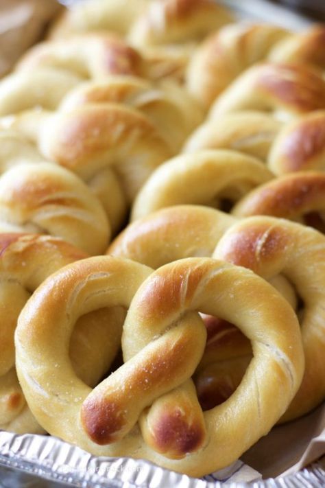 Homemade Soft Pretzels are the ultimate snack because they are delicious salty or sweet. This easy make ahead soft pretzel recipe can be frozen and reheated and tastes amazing! #softpretzels #homemadepretzels #pretzelrecipe #partyfood #weddingfood #appetizers #superbowlfood #makeaheadpretzels Cold Party Food, Dinner Appetizers Easy, Easy Super Bowl, Pretzel Recipe, Salty Cookies, Soft Pretzel Recipe, Baking Soda Bath, Appetizers For Kids, Homemade Pretzels