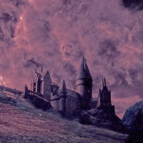 Purple Hogwarts Aesthetic, Harry Potter Purple Aesthetic, English Aesthetic, Pastel Icons, Potter Wallpaper, Purple Vibe, Aesthetic Purple, Hogwarts Aesthetic, Harry Pottah