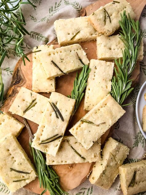 Rosemary Cookies Recipe, Doubletree Cookie Recipe, Rosemary Shortbread Cookies, Savory Cookies, Rosemary Shortbread, Olive Oil Crackers, Homemade Shortbread, Cookie Crisp, Shortbread Recipe