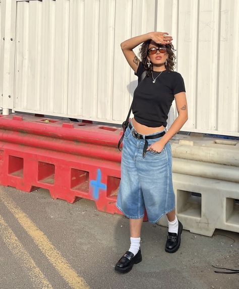 #jorts #loafers #streetstyle #streetwear Loafers Outfit, Uniqlo Tops, Bermuda Jeans, Long Shorts, Summer Trends, Mode Inspiration, Spring Summer Outfits, Fashion Killa, Simple Outfits