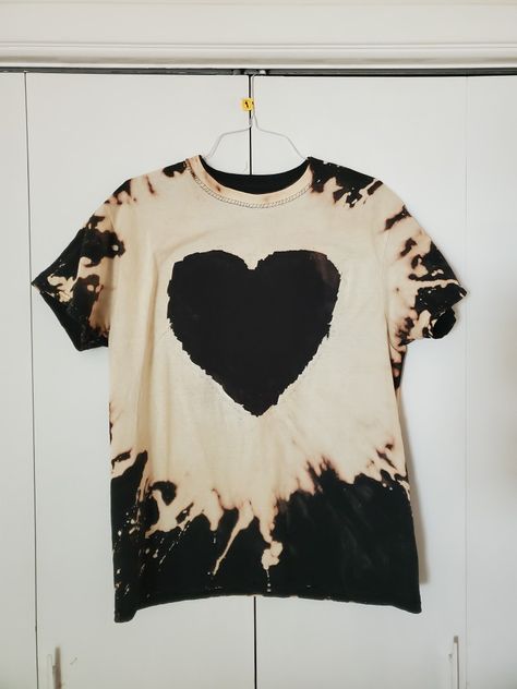 Bleached Clothes, Bleaching Clothes, Bleach Hoodie, Bleach Drawing, Painted Clothes Diy, Shirt Tie, Painted Clothes, Tie Dye Designs, Upcycle Clothes