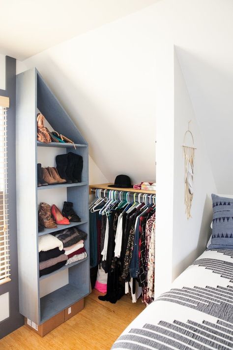 No Closet, No Problem: Smart Solutions from a Charming Rental Bedroom | Apartment Therapy Closet Organization Rental, Awkward Closet Solutions, Bedroom Attic Ideas, Rental Bedroom, Apartment Closet, Apartment Closet Organization, La Apartment, Closet Solutions, Corner Closet