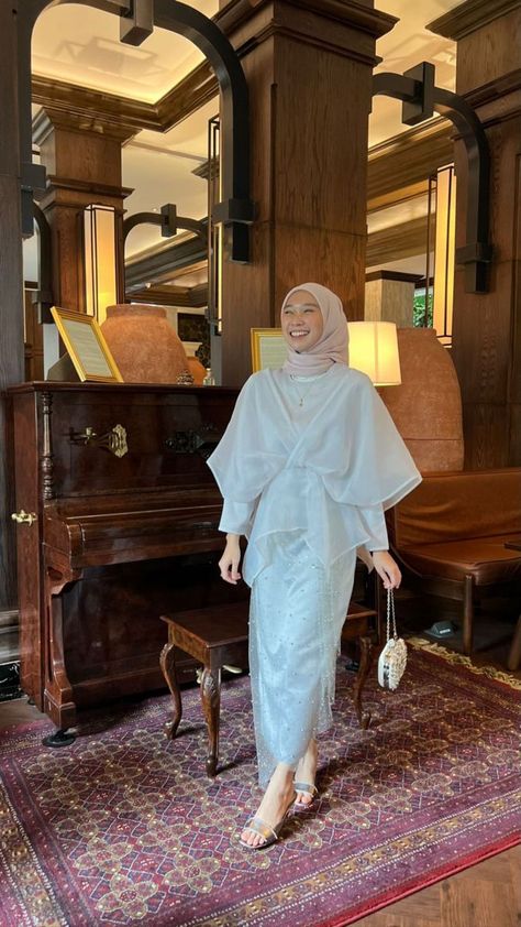 Dress Perpisahan Hijab, Ootd Perpisahan, Dres Kondangan Hijab, Baju Kurung Fashion Modern, Outfit Perpisahan, Baju Kurung Ideas, Baju Kurung Style, Dress Promnight Hijab, Kebaya Kondangan Hijab