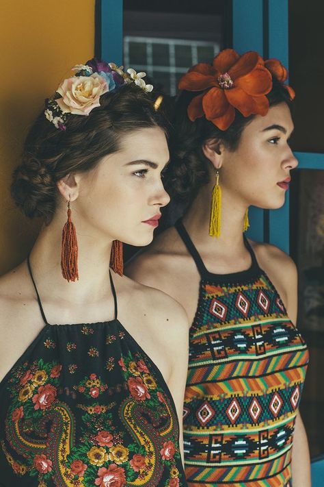 Inspired by Frida Kahlo. Mexican Hairstyles, Mexican Fashion, Mexican Outfit, Mexican Women, Estilo Hippie, Diego Rivera, Mode Boho, Bohol, Mexican Party