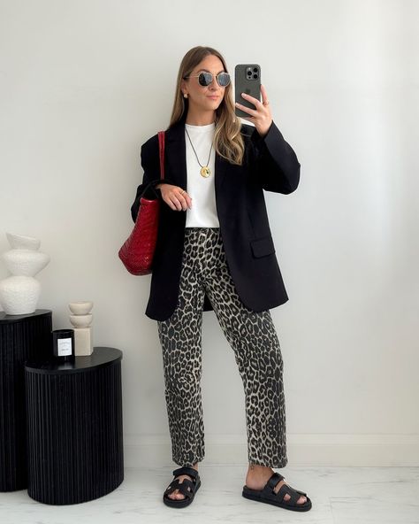 Stacie Elsmore | 10 ways to wear leopard jeans/trousers �👉🏻 Which outfit is your favourite?! 🖤 Leopard is definitely the print of the season & although… | Instagram Printed Trousers Outfit, Print Jeans Outfit, Leopard Jeans Outfit, Leopard Pants Outfit, Leopard Print Pants Outfit, Leopard Trousers, Printed Pants Outfits, 10 Ways To Wear, Job Clothes