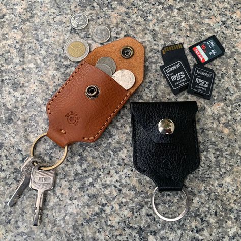 Leather Products Ideas, Leather Keychain Pattern, Diy Leather Sandals, Knife Holster, Diy Leather Wallet, Leather Working Projects, Wooden Business Card, Leather Craft Patterns, Leather Craft Projects