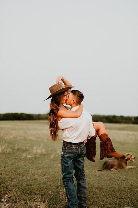 Cowboy Engagement, Country Couple Photos, Western Engagement Pictures, Western Couple Photoshoot, Western Couples, Western Engagement Photos, Western Photo Shoots, Country Couple Pictures, Country Engagement Pictures