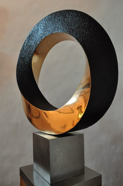 John Robinson sculpture: Möbius strip | Flickr - Photo Sharing! John Robinson, Mobius Strip, Figurative Kunst, Public Sculpture, Plastic Art, Steel Art, Steel Sculpture, Pottery Sculpture, Contemporary Sculpture