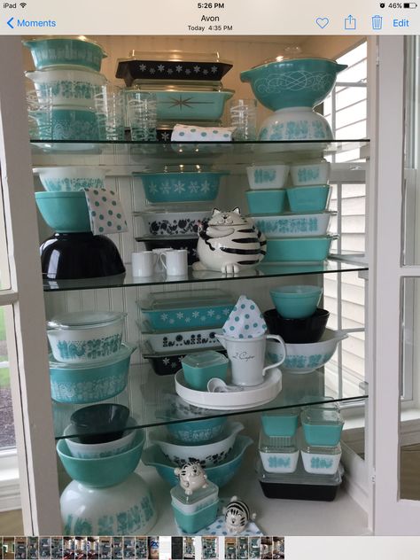 Pyrex; turquoise, butterprint & black 2016 Vintage Pyrex Collection, French Vintage Home Decor, Vintage Pyrex Dishes, Apartment Bedding, Turquoise Kitchen, Pyrex Collection, Vintage Dishware, Ideas Patio, Ideas Vintage