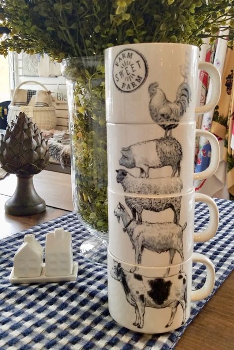 Fun farm animal themed stacking mugs featuring a cow, a goat, a sheep, a pig and a chicken. #farmhouse #kitchen #coffee Western Kitchen Decor, Stackable Mugs, Stacking Mugs, Farm Animals Decor, Kitchen Farm, Cow Kitchen, Farmhouse Mugs, Chicken Kitchen, Vertical Farming