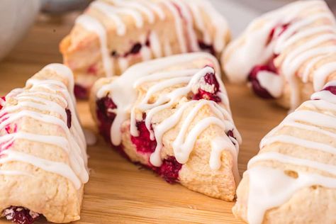 Cranberry Scones are the yummiest holiday baked treat! A sweet and tart combination of cranberries in a scone make for serious deliciousness. I'm a huge Blueberry Lemon Scones, Berry Scones, Drop Scones, How To Make Scones, Scone Recipes, Cranberry Scones, Chocolate Scones, Lemon Scones, Cranberry Bread