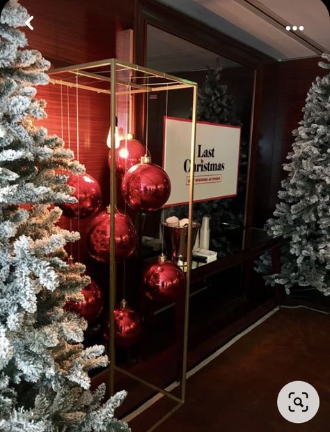 Corporate Christmas Decor, Christmas Event Decor, Christmas Display Ideas, Christmas Balloon Decorations, Christmas Stage, Christmas Church, Christmas Event, Classy Christmas, Christmas Themes Decorations