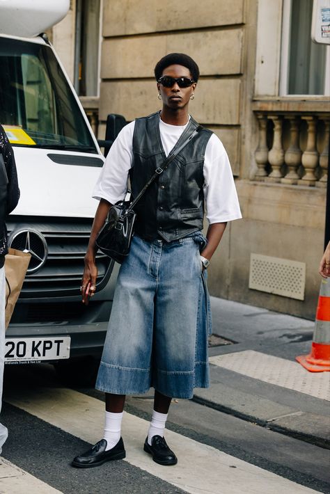 street style from Paris Fashion Week shot by @ModeHunter (September 2023) High Fashion Summer Outfits Men, Men Streetwear Style, Gay Men Outfits, Denim Summer Outfits, Men Linen Outfit Summer, Linen Outfit Summer, Gay Style, Men Fashion Week, Linen Outfit