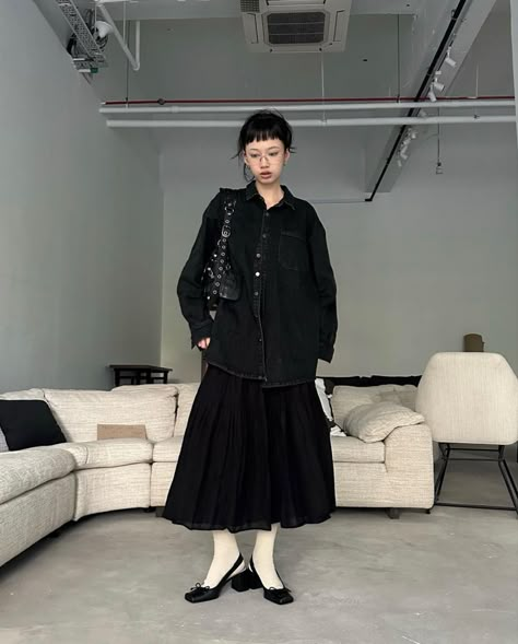 Study Session Outfit, Leggings Street Style, Japanese Skirt Outfits, Skirt Over Trousers, Wide Black Pants Outfit, Japanese Outfits Street Style, London Clothes, Korea Street Style, Japanese Street Wear