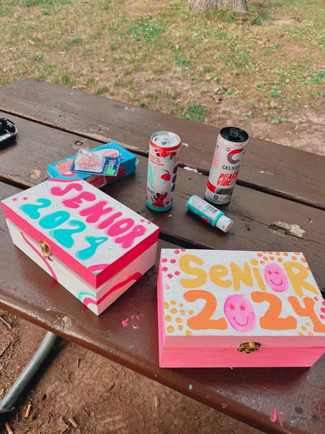 Things To Make For Senior Year, Senior Boxes High Schools, Senior Wooden Boxes, Senior 2024 Box Ideas, Shoe Box Painting Ideas Aesthetic, Senior Year Memory Box Ideas Diy, Painted Box Aesthetic, Senior Ideas Diy, Memory Box Ideas Aesthetic