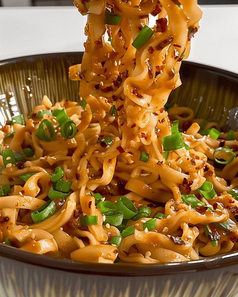 Spicy Chili Garlic Oil Noodles Chili Pasta Recipe, Noodles With Chili Oil, Crispy Chili Oil Noodles, Chili Oil Garlic Noodles, Garlic Oil Noodles, Spicy Garlic Chili Oil Noodles, Chili Noodles, Chili Garlic Noodles, Dan Dan Noodles Recipe