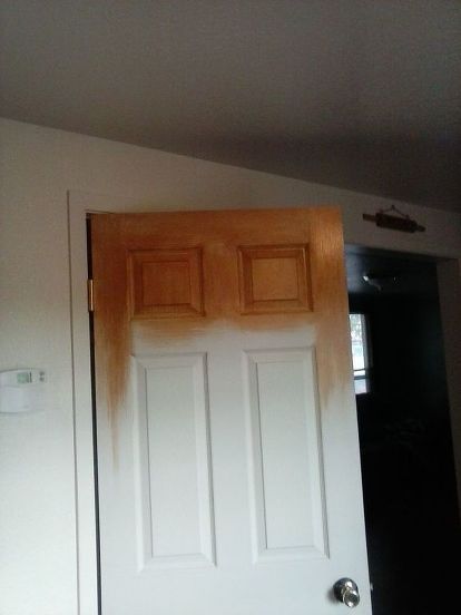 For less than $50.00 I gave my home the look of expensive Oak doors without paying the Oak Door price. Here is what my doors looked like when I got started. They are BOOORING! I wanted to give them a upgrade, but didn't want to spend 120.00 per door since I have 5 of them in the hallway. So I decided to get out my paint brushes and start making some magic happen... Here is a quick peek at my hallway. It is all white and has NO character at all. The first step was to paint the doo… Stained Interior Doors, Door Redo, White Interior Doors, Wood Screen Door, Stained Trim, Closet Door Makeover, Front Door Makeover, Bifold Barn Doors, Stained Doors