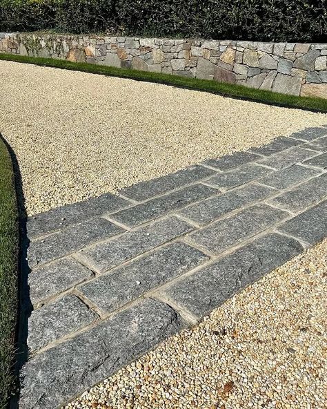 Drive Way Ideas Gravel, Pea Gravel Sidewalk, Stone Parking Area, Pea Stone Driveway, Pebble Driveway Pea Gravel, Resin Gravel Driveway, Pea Gravel Driveway Edging, Gravel Garden Path Ideas, Crushed Rock Driveway