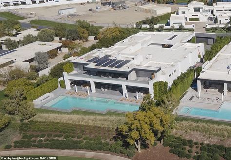 Kylie Jenner Palm Springs, Kylie Jenner New House, Palm Springs Exterior, Kylie Jenner Family, Kris Jenner House, Kylie Jenner House, Home Highlights, Kylie Jenner News, Palm Springs House