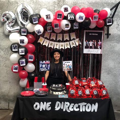 One Direction Party Aesthetic, Harry Styles Birthday Party Ideas Harrys House, 1d Birthday Party Ideas, One Direction Party Decorations, One Direction Bachelorette Party, One Direction Birthday Party Ideas, Harry Styles Birthday Party Ideas Decoration, One Direction Cake Ideas Birthday, Harry Styles Bday Party