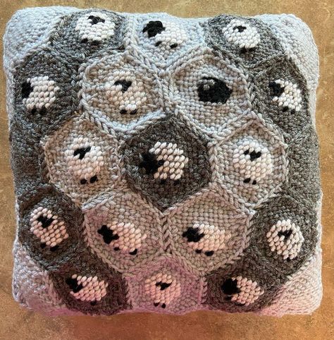 Hexagon Loom Patterns, Hexagon Loom Weaving, Pin Loom Weaving, Loom Blanket, Sheep Pillow, Loom Knitting Pattern, Pin Weaving, Pin Loom, Loom Projects