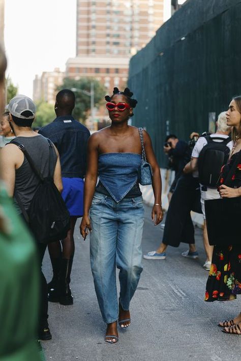 new york fashion week street style looks ss23 Bronx Fashion Street Style, New York Fashion Black Women, Evening Outfits For Women Going Out, All Jeans Outfit, Ss23 Street Style, Denim Top Outfit, Denim On Denim Outfit, Double Denim Outfit, Street Style Denim