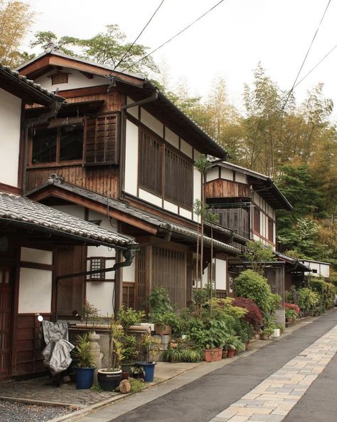 Japanese Temple House, Kyoto Traditional House, Traditional Japanese House Exterior Kyoto Japan, Japanese Houses Aesthetic, Traditional Japanese Architecture Exterior, Japanese Street Reference, Japanese Streets Aesthetic, Japanese Houses Traditional, Japan Architecture Traditional