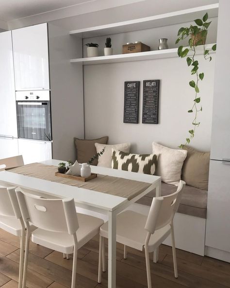 Tiny Dining Rooms, Banquette Seating In Kitchen, Dining Room Bench Seating, Kitchen Sofa, Small Kitchen Decor, Studio Apartment Ideas, Living Room Tv Wall, Dining Room Small, Home Design Decor